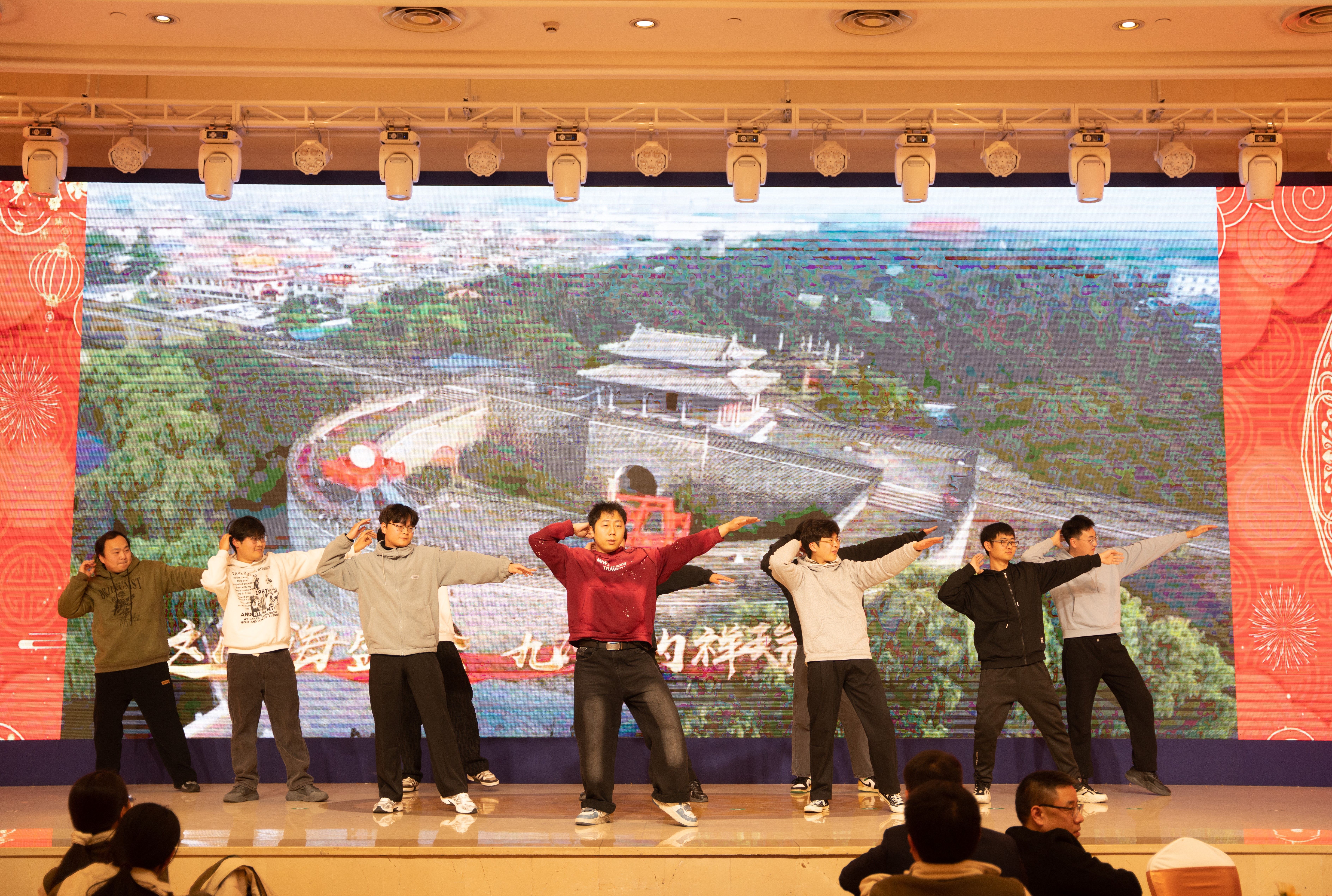 4群舞 《相亲相爱》.jpg